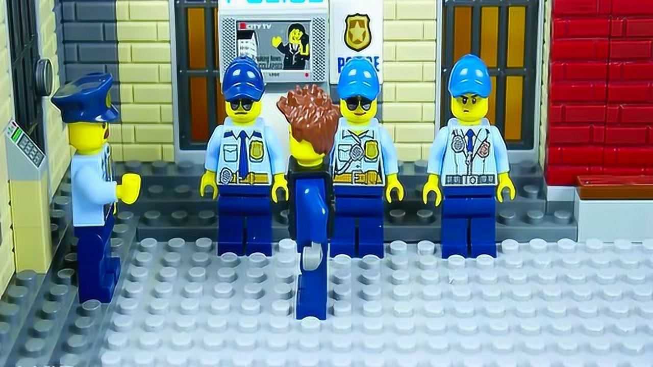 乐高定格玩具警察抓回小偷就被警局长官有意放走这是什么阴谋
