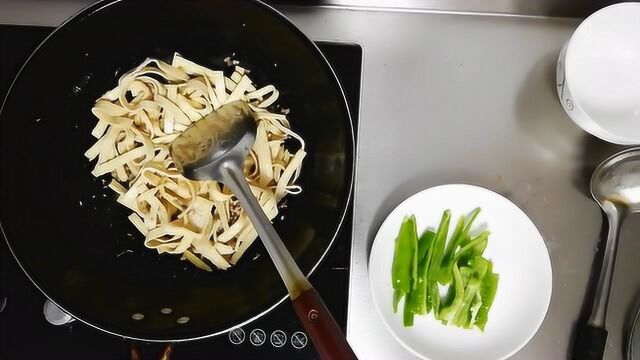 小小创意菜肉末青椒炒厚百叶