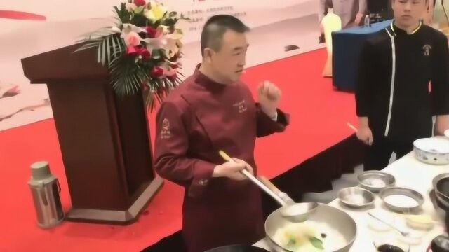 烹饪大师屈浩传授鱼肚砂锅的做法,让人一饱眼福