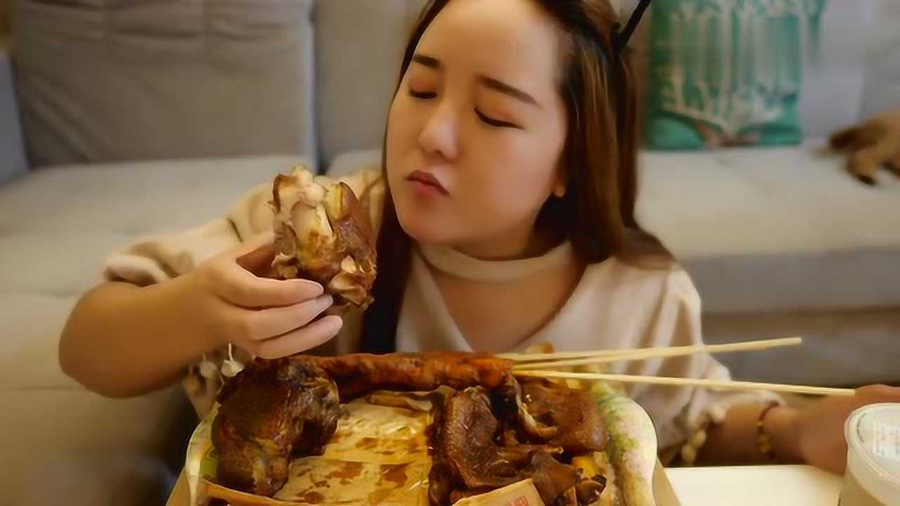 东北吃播胖妹吃烤猪蹄和大肉串大口吃看着就流口水