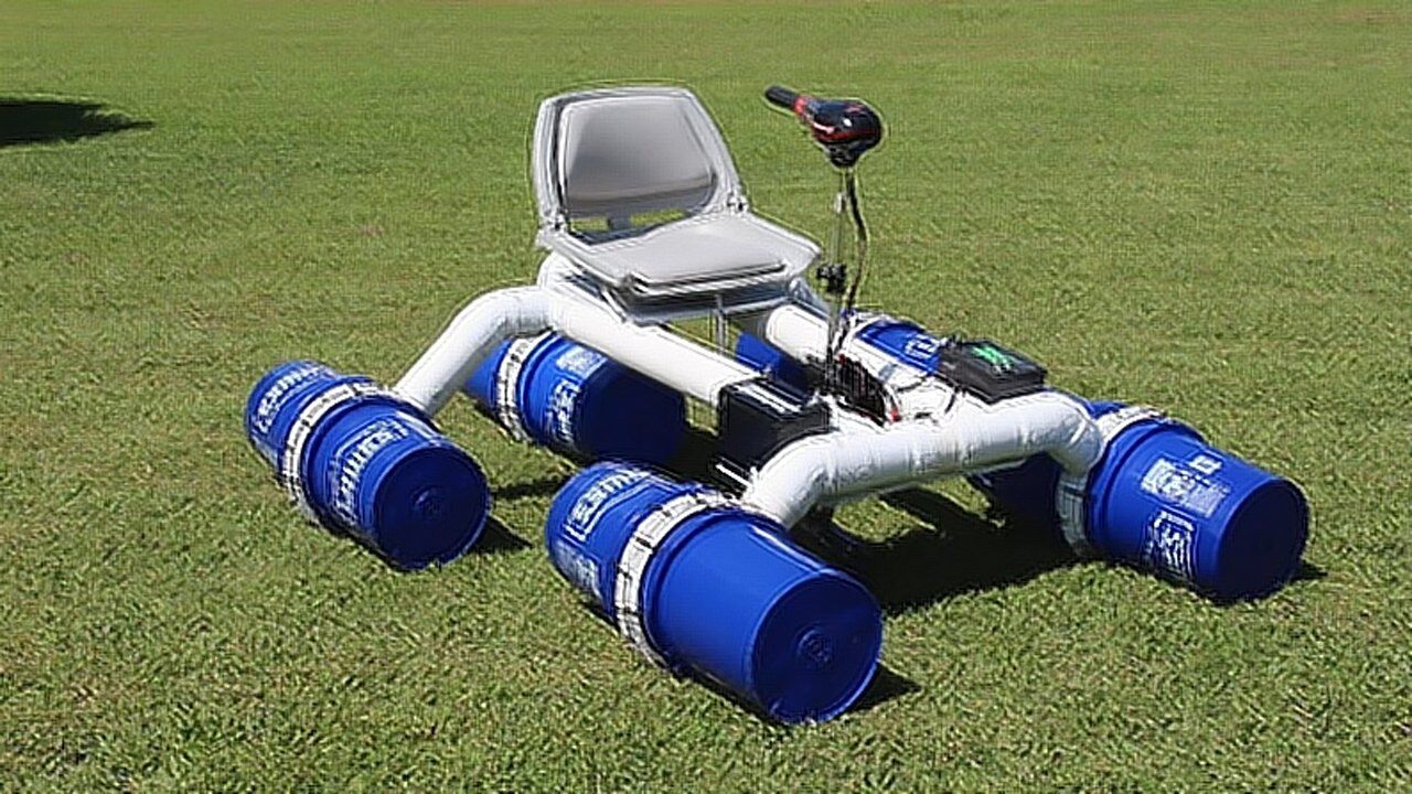 国外小伙自制钓鱼船全船由塑料管道制成钓鱼休息两不误