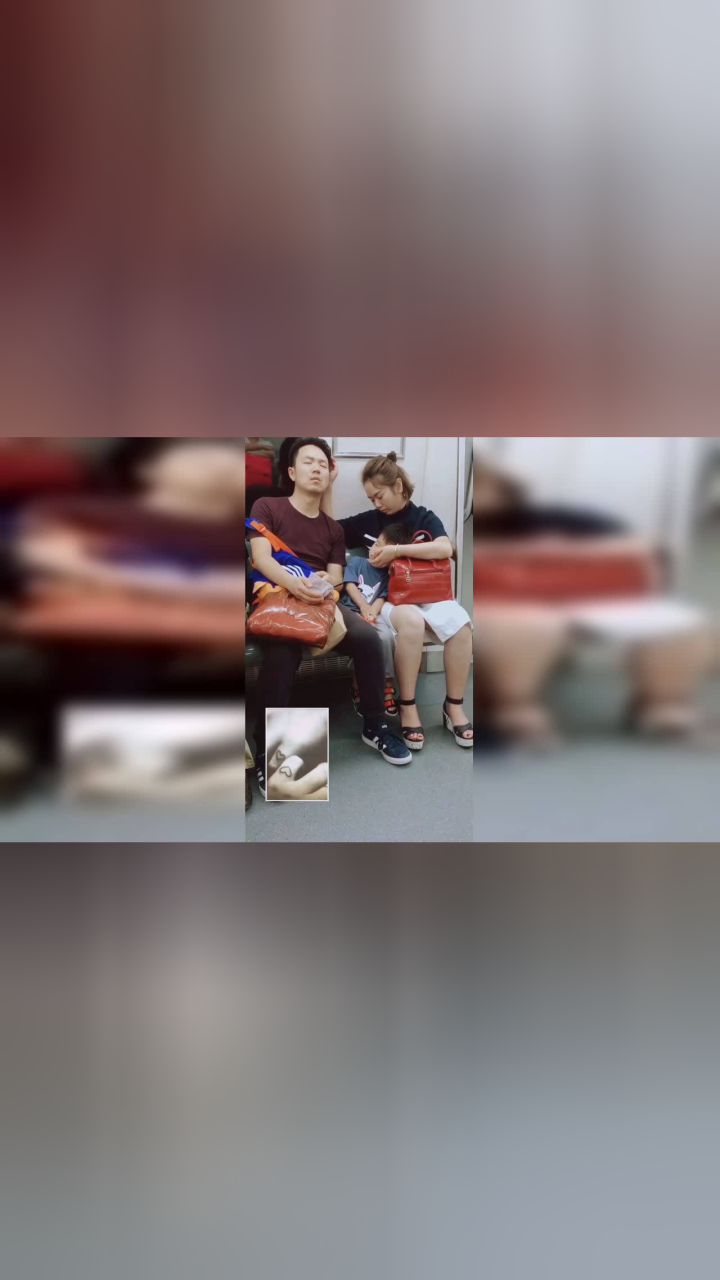 地铁上女子困的眼皮打架,还是一手扶儿子,一手扶老公