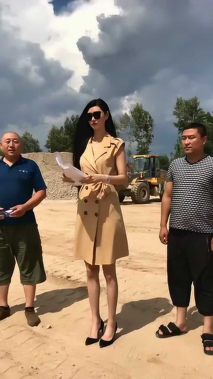 女巨人视察工地女神范十足气场大强大了