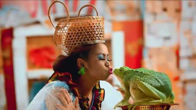 丑女孩每天都要亲一只特大号青蛙,亲着亲着,青蛙变成了王子