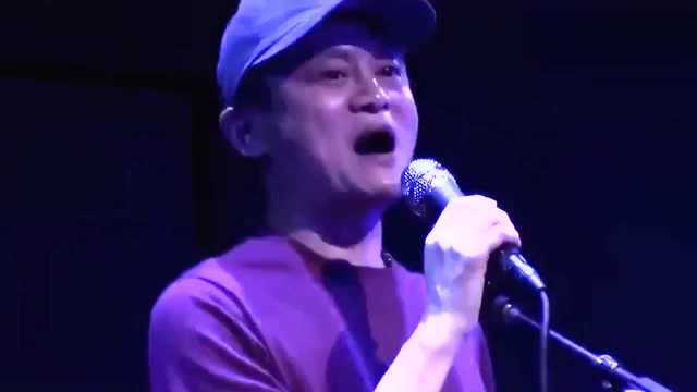 马云深情演绎《海阔天空》,全场沸腾,原来马云唱歌竟这么好听?