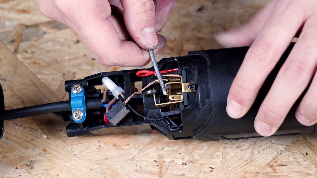 角磨机安装说明——碳刷更换