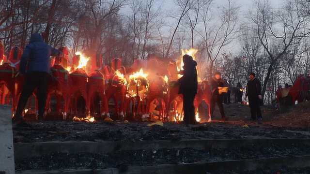 村民在千年遗址上祭祀,烧纸马求福:皇上曾在这许愿