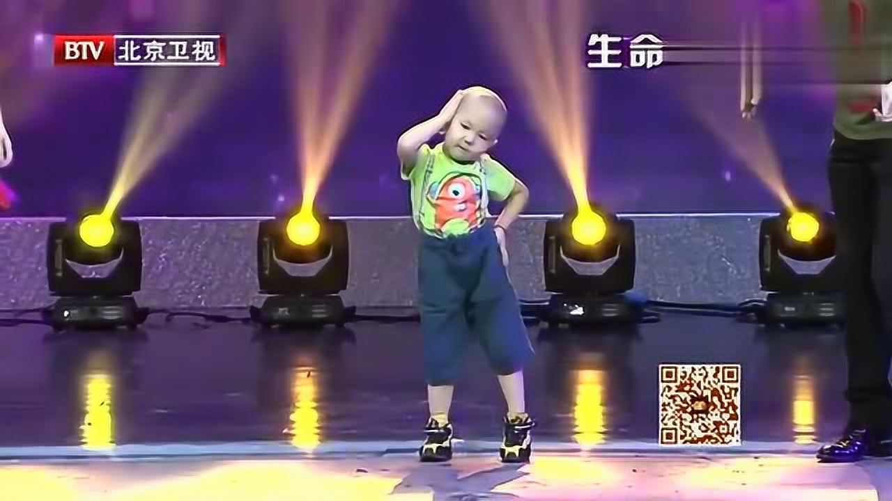 萌娃张骏豪表演舞蹈串烧，蔡国庆都忍不住跳了起来！太可爱了