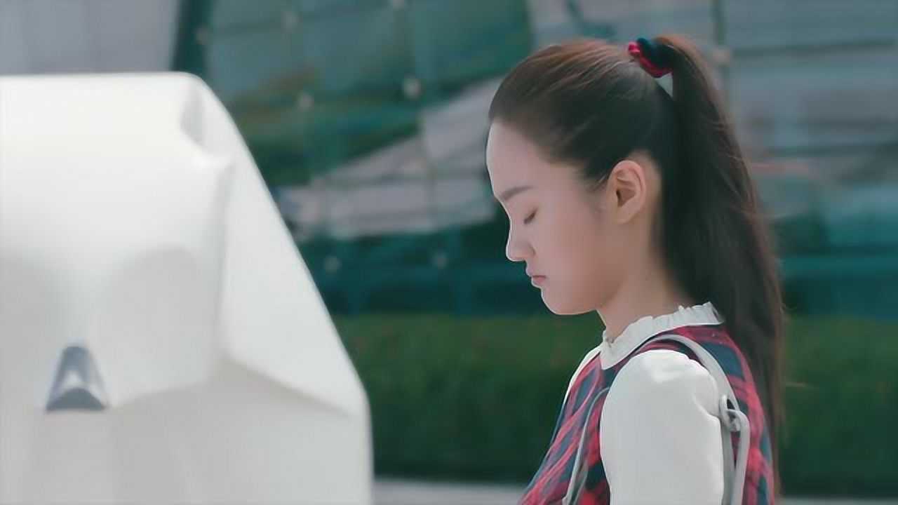 凌翔茜苦等楚天阔,就在要放弃之时,楚天阔现身,两人拍大头贴好甜!