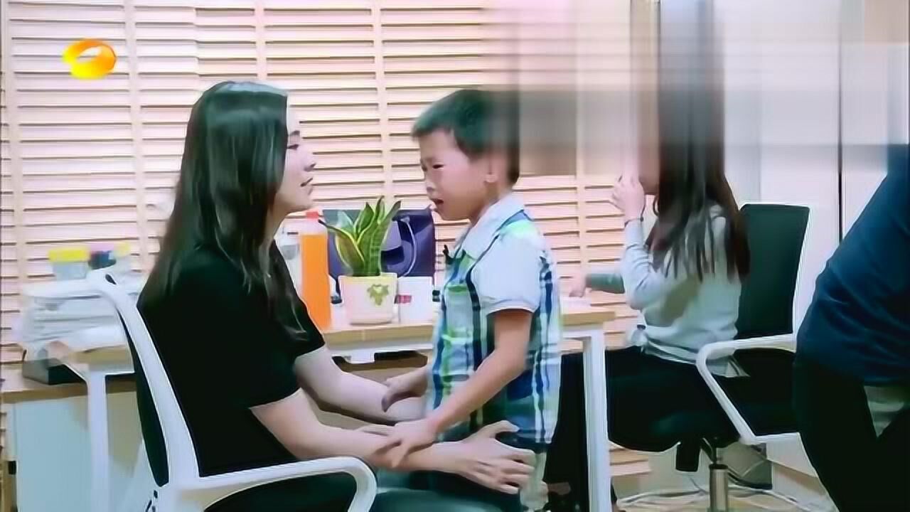 一年级:孩子们想家的哭声彼此起伏,谢明航是孩子中