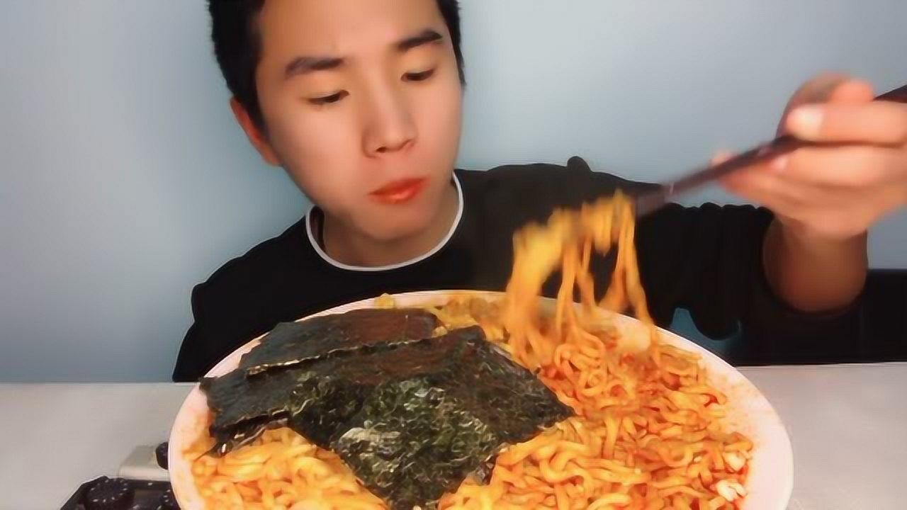 小哥吃海苔火鸡面大口吸溜超过瘾隔着屏幕都流口水