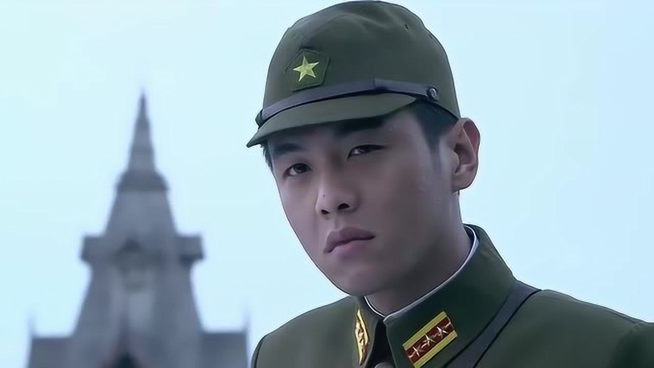 雪豹坚强岁月身穿日军军官衣服的周卫国成功潜入并击杀哨兵