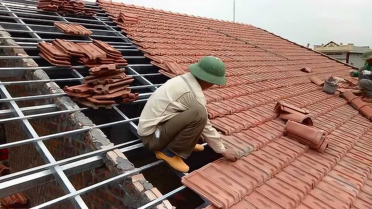实拍装修工人给房顶铺红瓦的施工过程学会了也是门手艺
