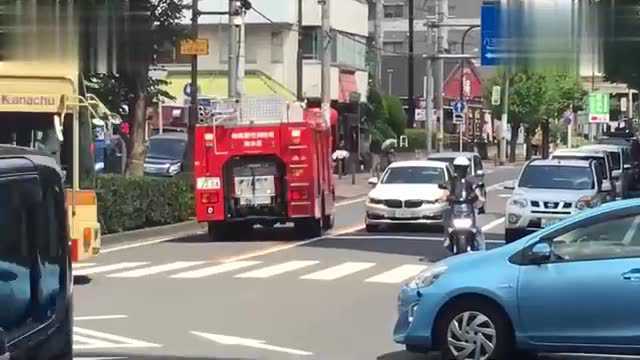 日本救护车,消防车紧急出动,语音播报的声音好好听啊