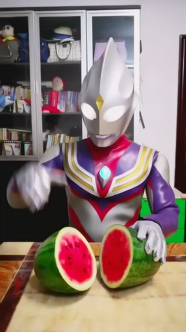 正在切西瓜的迪迦奥特曼,邀请我们去他家吃西瓜