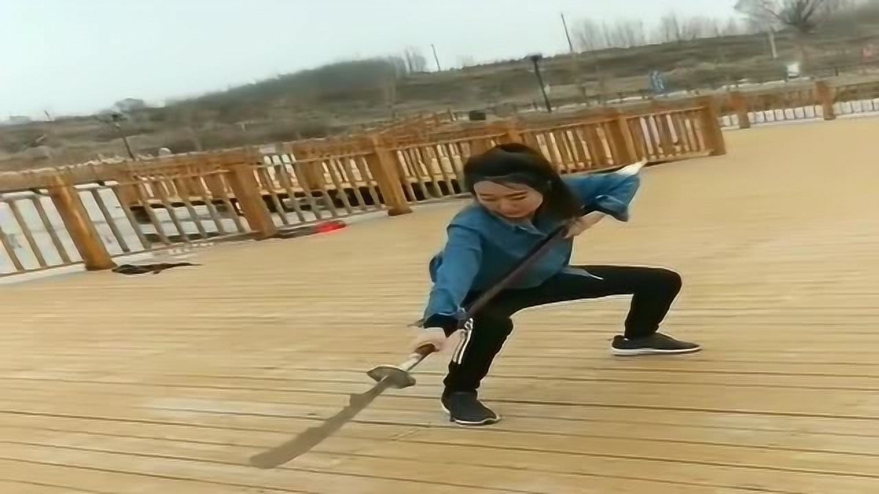 功夫女孩手握关刀演示一套凌厉的刀法果然高手在民间