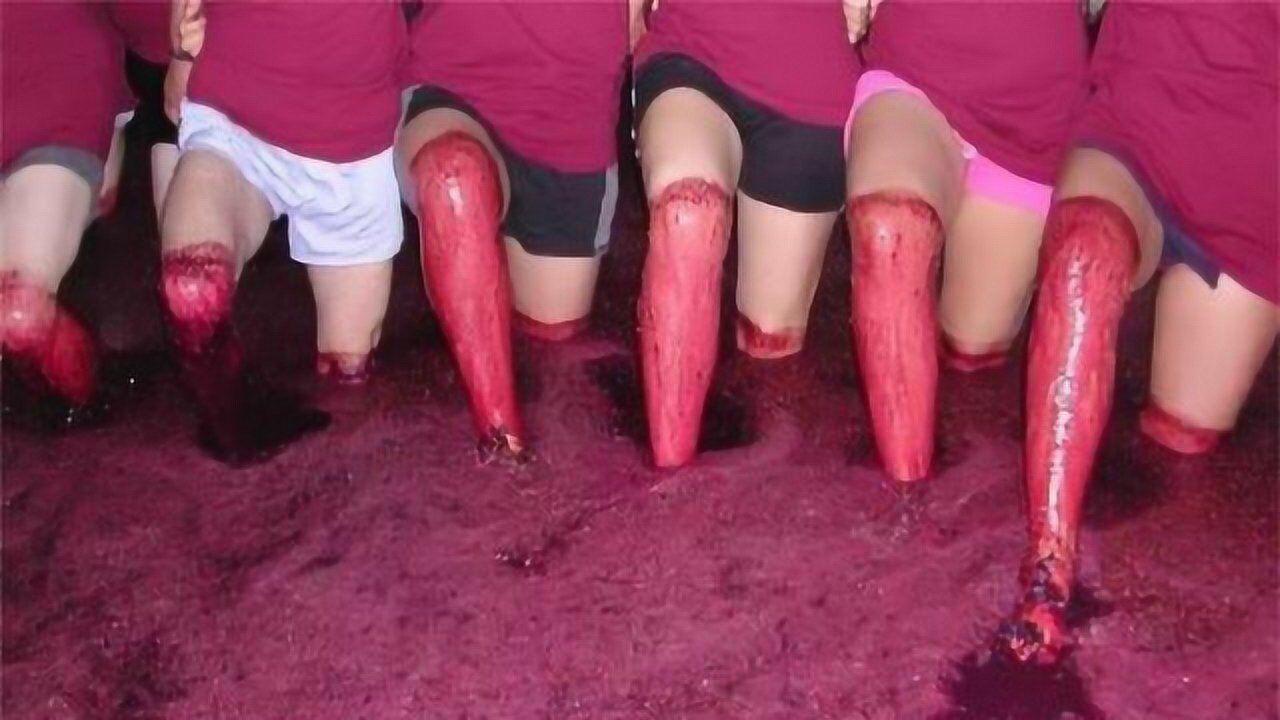葡萄酒的生产竟需要美女光脚踩葡萄网友有脚气怎么办