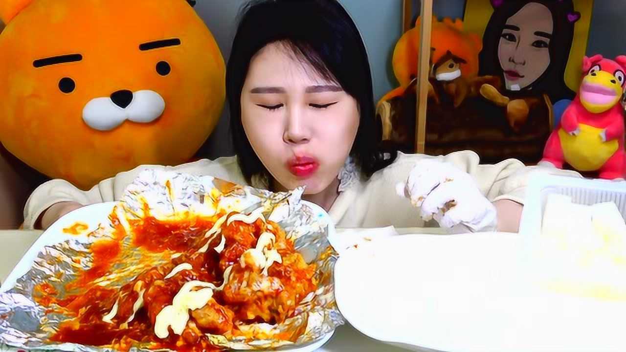 韩国吃播:美女吃酱香炸鸡腿一口一个鸡腿太诱人了