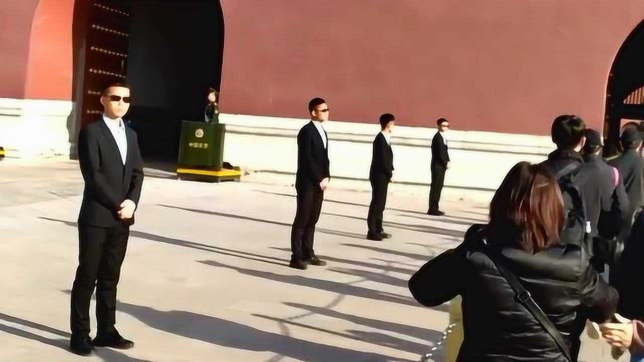 天安门下站岗的黑衣人个个戴着墨镜搭配站姿十分威武霸气