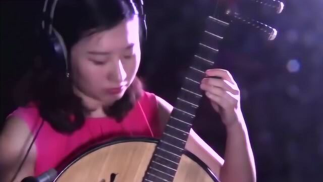 美女用传统乐器“阮”,演奏优美的乐曲《睡莲》,忍不住回放!