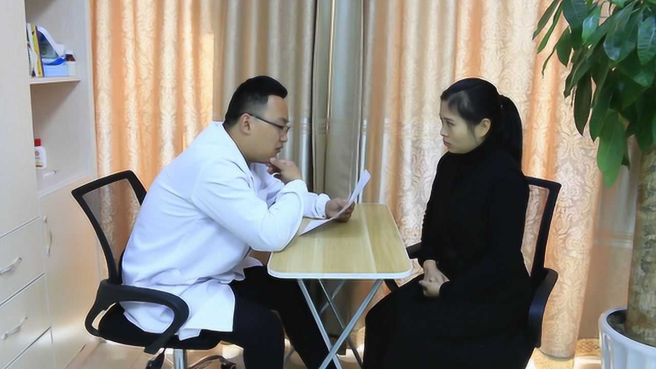 美女肚子疼去医院,医生看完化验单说了一句话,美女哭笑不得