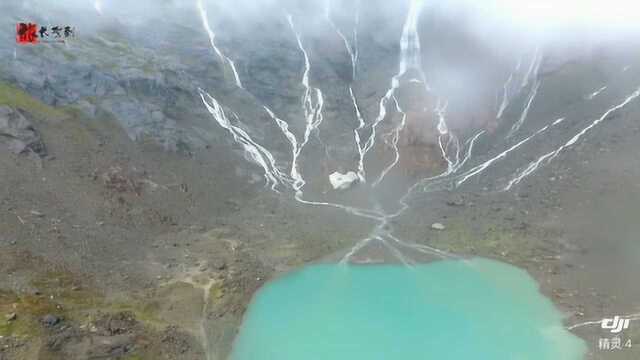 雨崩村的神瀑冰湖冰川千年形成千年不化,不愧是世外桃源人间天堂