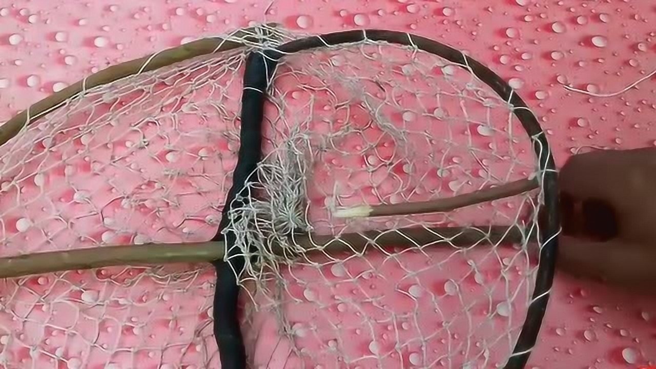 农村小伙自制捕鸟神器这方法真绝了就几根木棒和线效果神奇