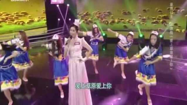 “草原公主”琪琪格演唱《爱上草原爱上你》,歌声优美动听