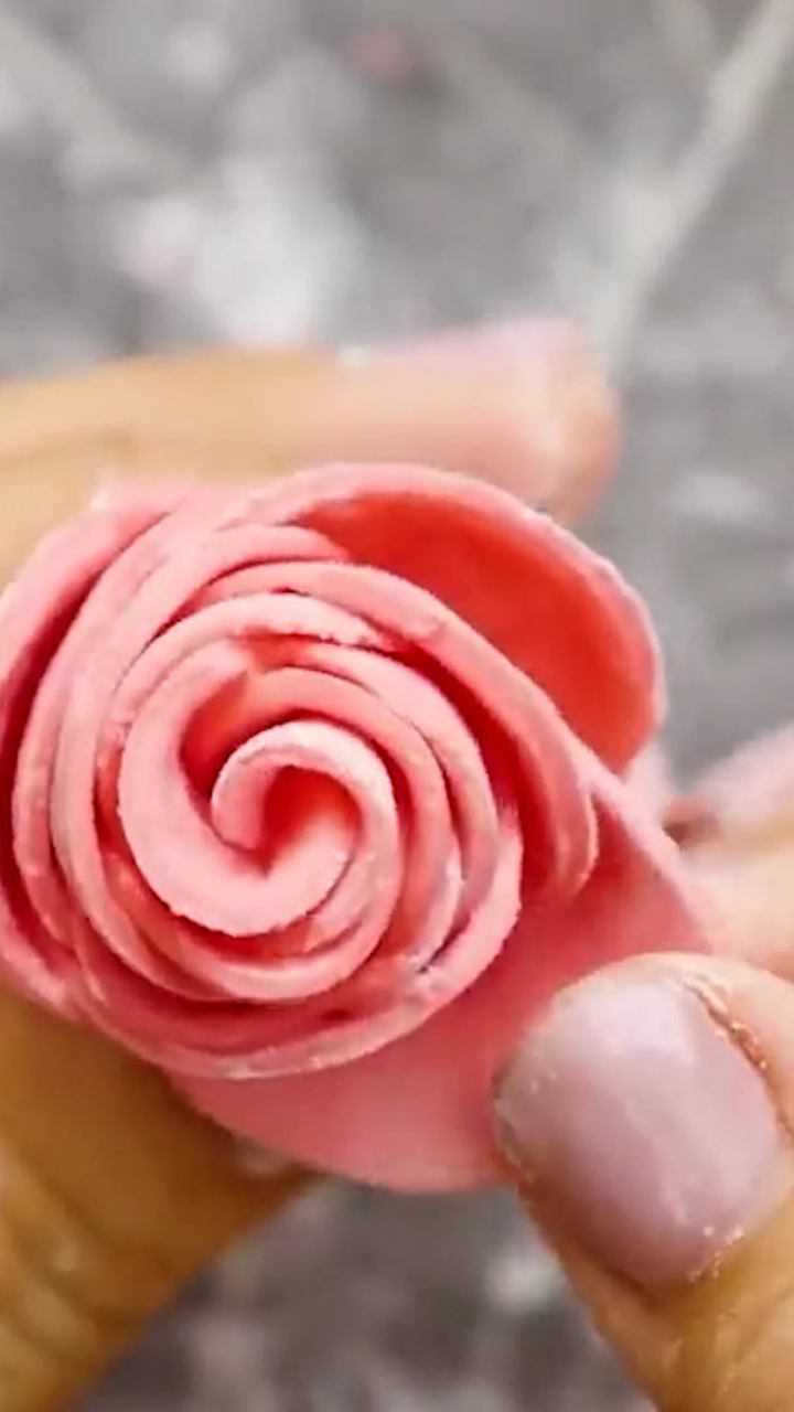 用面粉做个粉色的玫瑰裱花