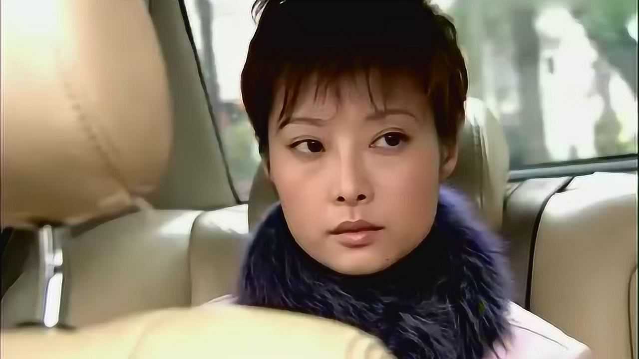 浮华背后:姑娘一直盯着司机,观察确定他就是已故男友,保持沉默