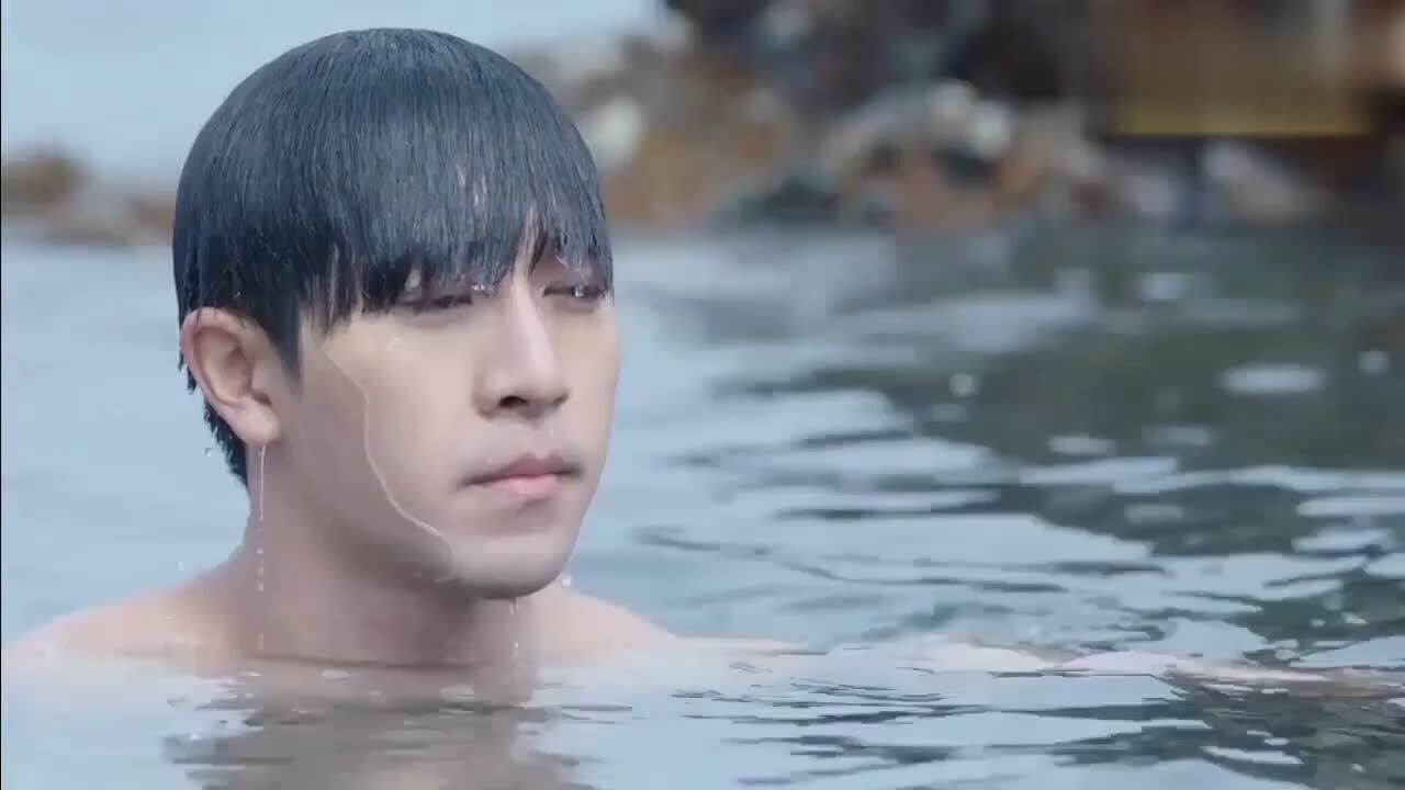 人鱼先生:美男鱼下海现出原形,好大一条蓝尾巴,太帅气!