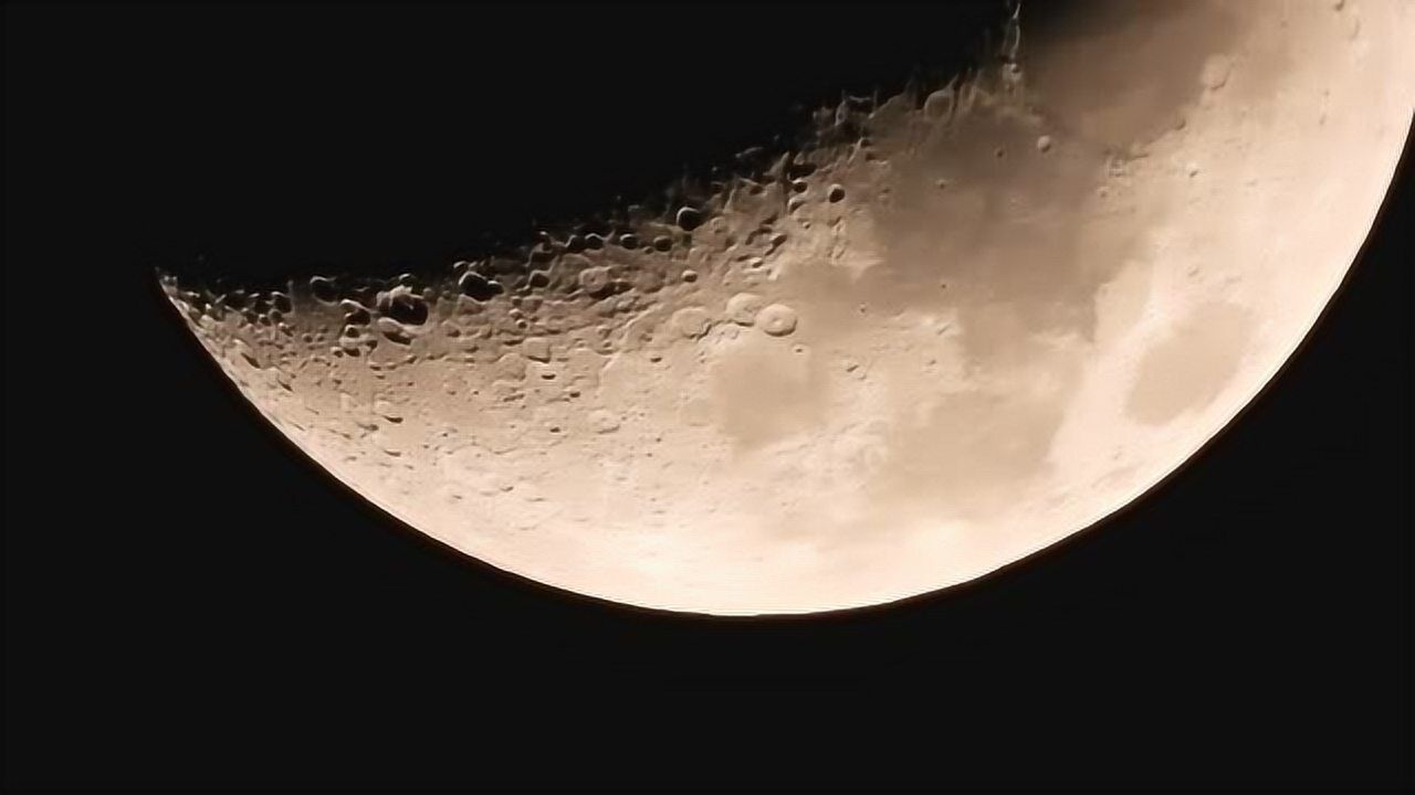 尼康p1000相机不用三脚架也能拍月亮.