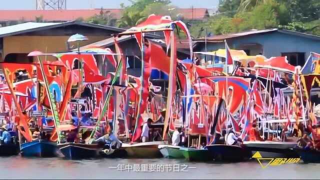 几百艘彩船驶过海岸,没有国籍的“海上吉普赛人”最盛大的节日