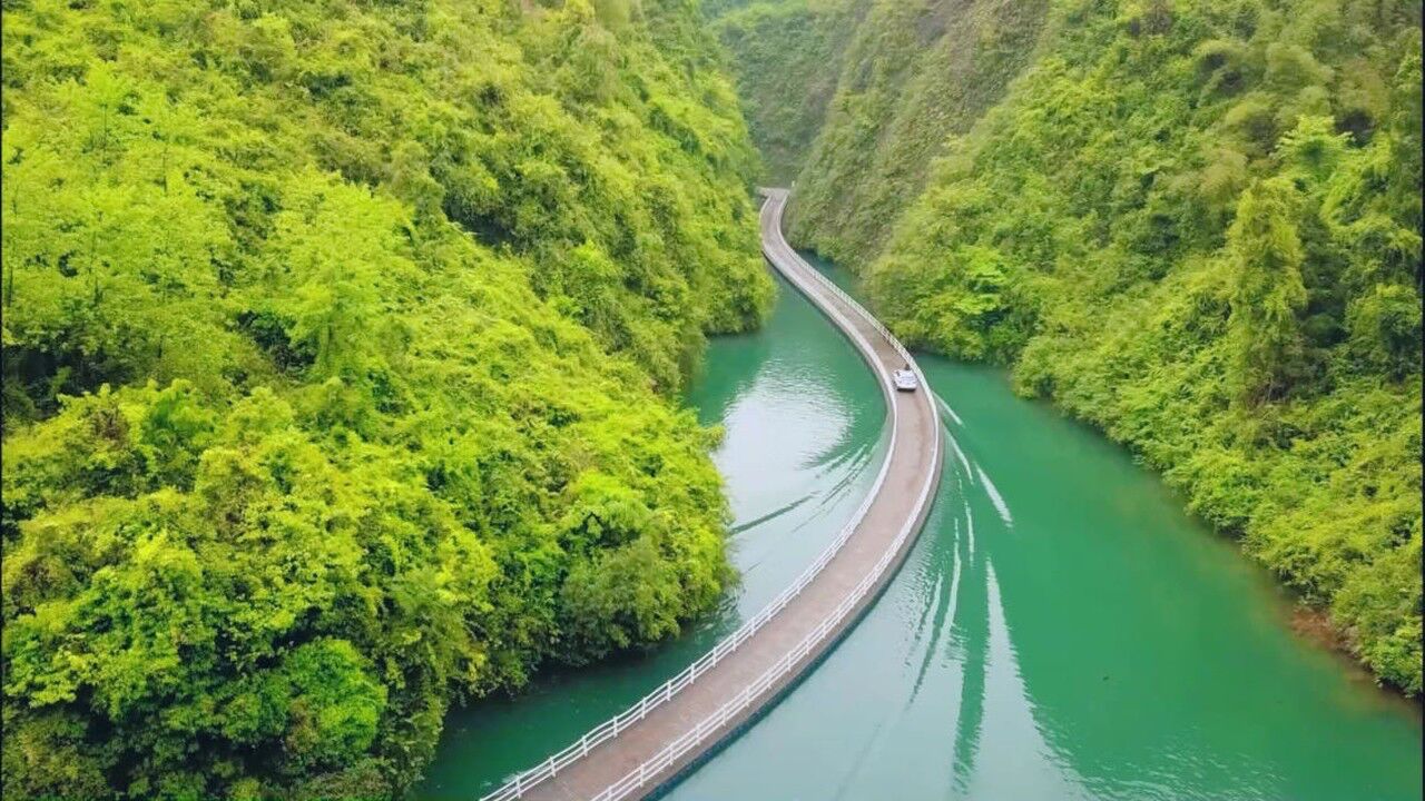航拍湖北宣恩狮子关水上栈道七座以下车辆可以通行太美了
