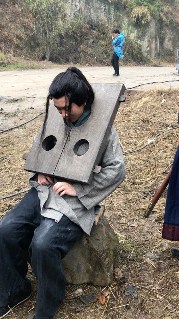 兄弟,都戴上木枷了还这么开心_腾讯视频