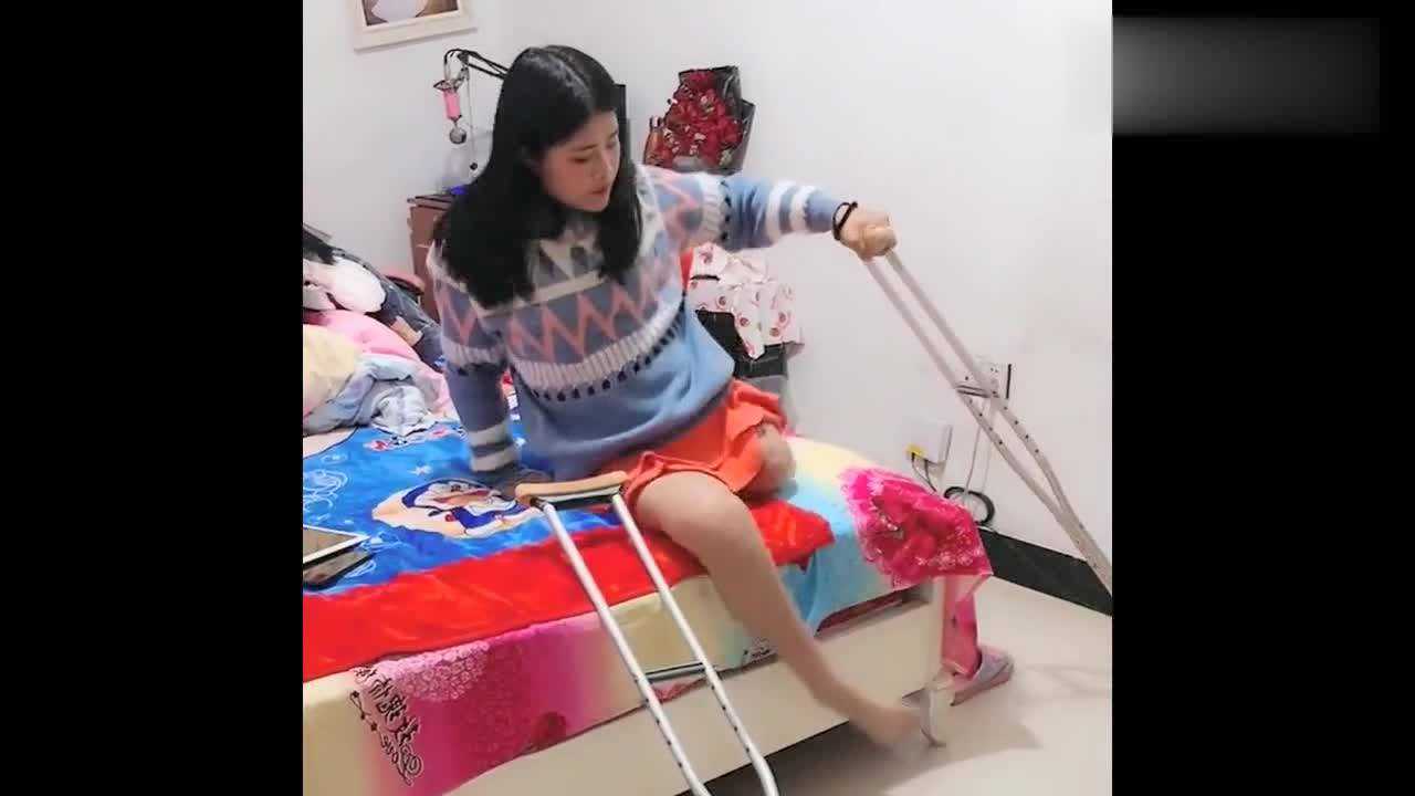 残疾女孩左腿被截肢，这副拐杖就是她另一条腿，下一幕太心疼了！_高清