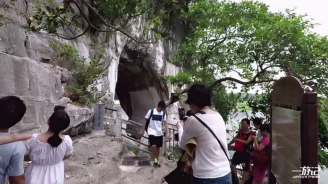 小哥一个人穷游中国,在桂林象山景区,走到象鼻子下面了