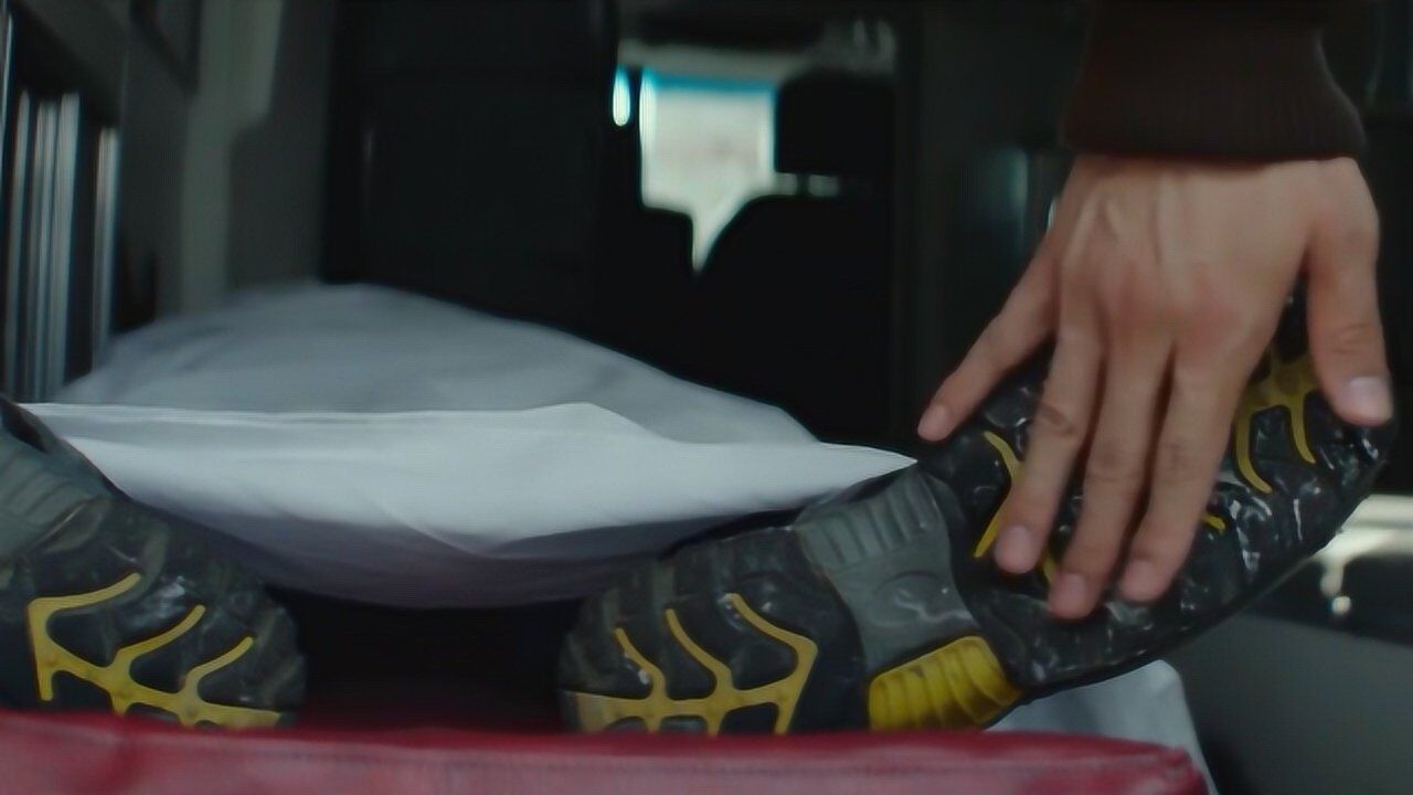 帅哥警察果然是王牌舔别人鞋底脑补还原案发现场准确率百分百