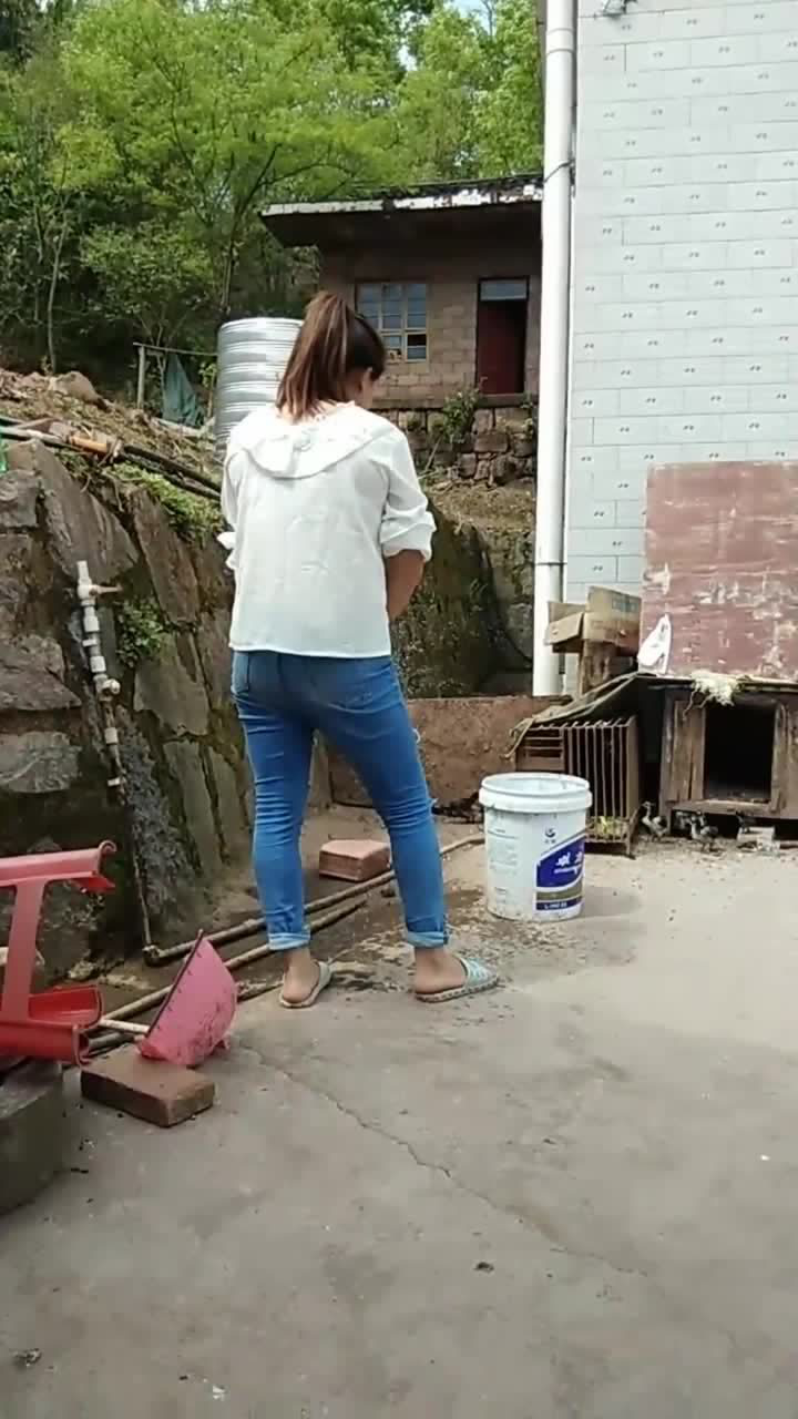 女人居然站着撒尿_腾讯视频