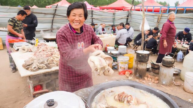 四套牛头一锅炖,大叔30年出名靠实惠!剁碗肉8块,村民喝一斤