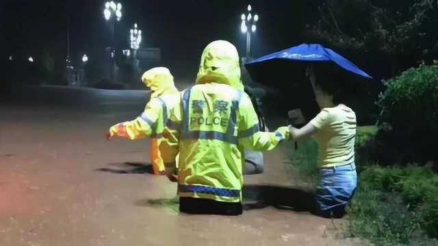 贵州罗甸突降暴雨城区多处出现内涝 民警救出21名受困群众