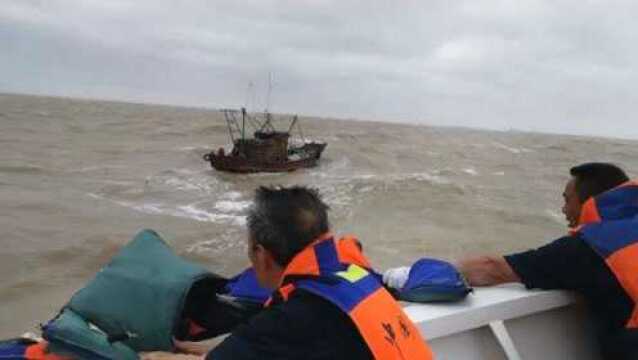 现场:江苏连云港两艘渔船海上遇险 3人获救2人失联 正在救援