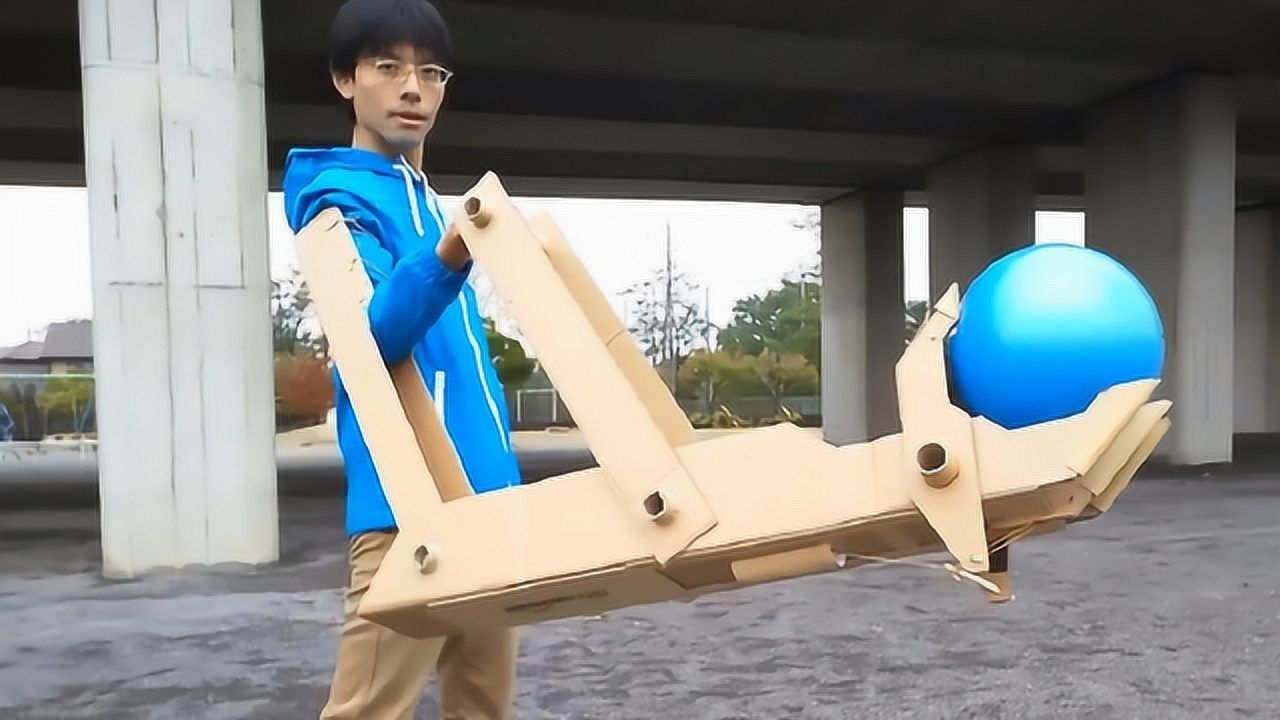 牛人用废旧纸板制作机械手臂,造型炫酷,能轻松抓起一个球