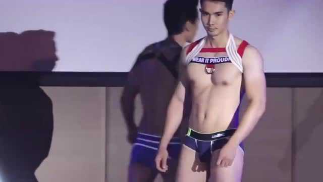 泰国男模Fashion Show,第一位的胸肌会不会太大了?颜值好评