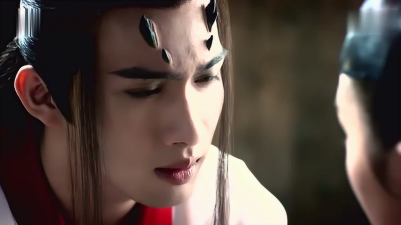 离境乘着酒劲向司音告白,还去扒人家衣服,被司音拿被子裹了起来