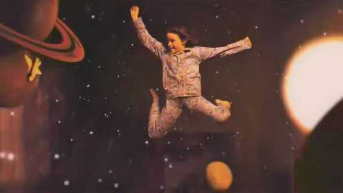 女孩进入神奇世界，能在家门前跳伞，在房间里遨游太空