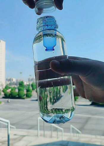 浮沉子原理重力恒定浮力变小按压瓶体