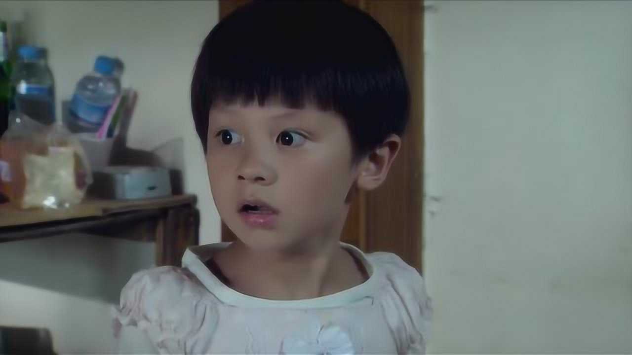 宝贝儿回家:琪琪偷跑出来到门口发现人贩子,赶紧躲在另一个屋里