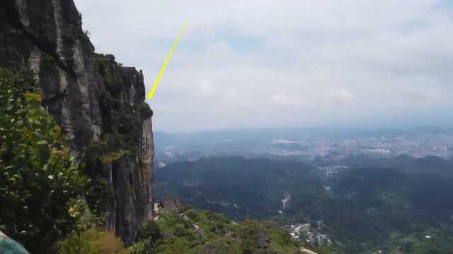 来贵州黔阳第一山,确实很高很险峻,来能看到一个城市