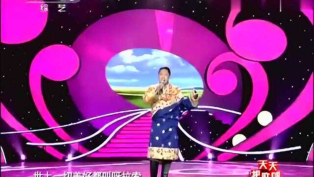 泽旺多吉演唱经典歌曲《呀拉索》,声音高亢有力,让人沉迷其中